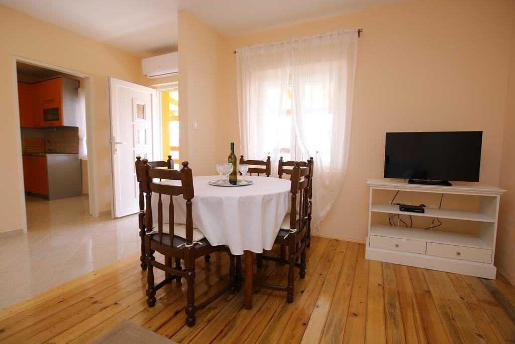 Apartment Marta Razanac Luaran gambar